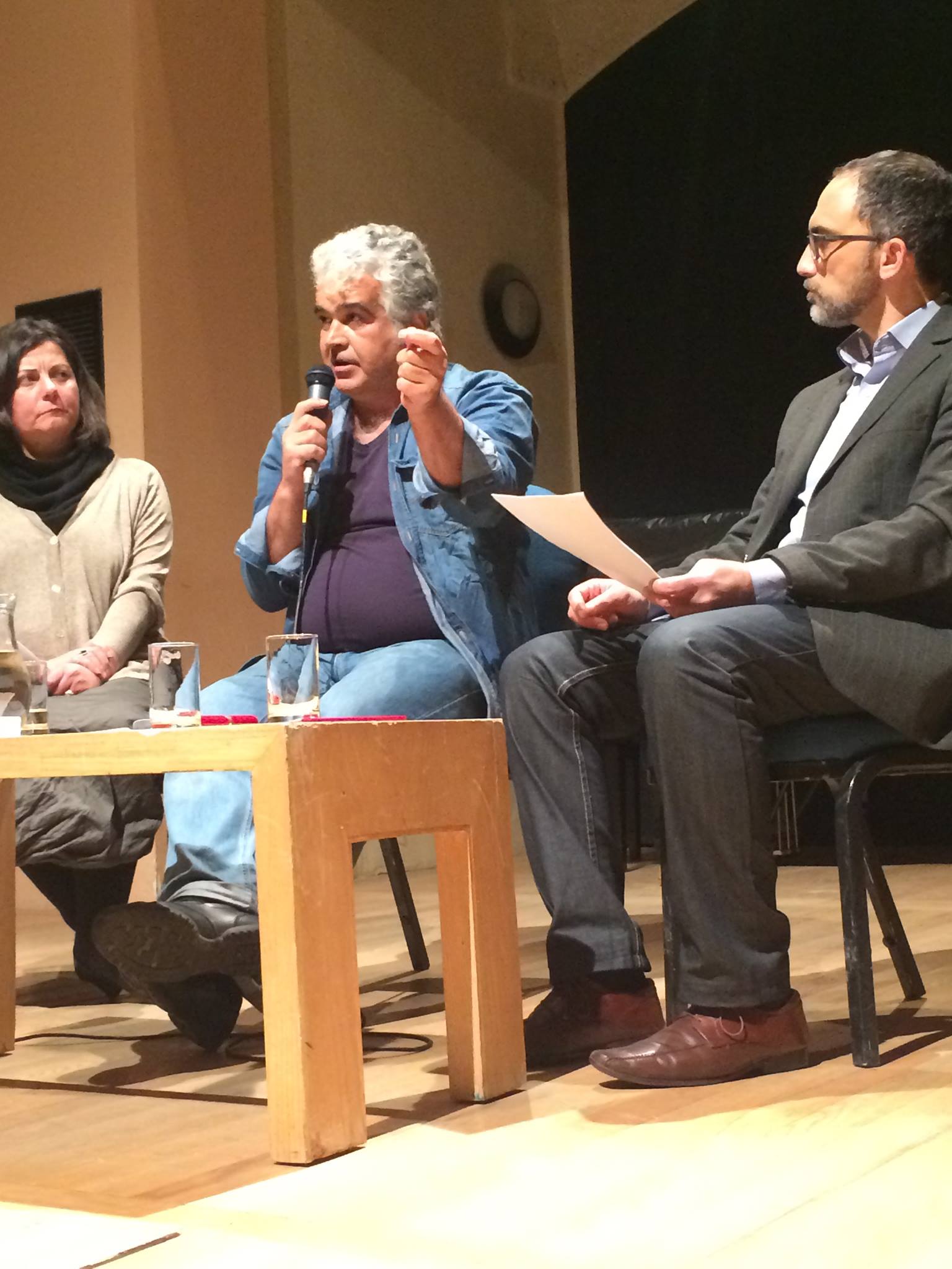 Khalid Khalifa mgħejjun minn Ghenwa Mumari, iwieġeb għad-domandi tal-pubbliku u tal-kittieb, poeta u għalliem tal-letteratura Maltija fl-Università ta' Malta, Adrian Grima (Ritratt meħud minn Faryal Kap)