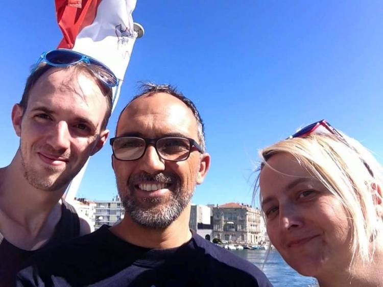 Mal-voluntiera David u Béatrice, u l-bandiera Maltija tperper f'Sète